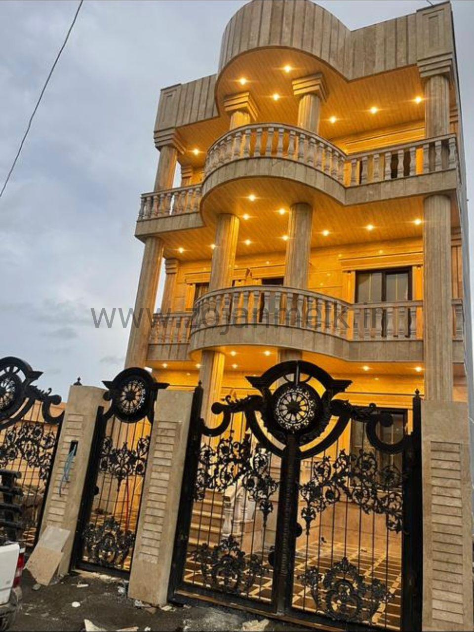 ویلای تریپلکس استخردار همراه با روف و شاهنشین 